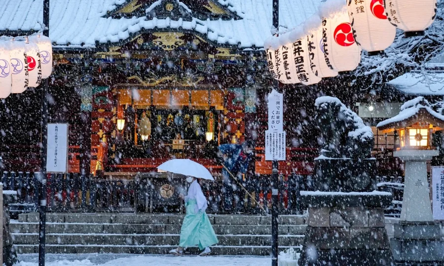 Dưới lớp tuyết trắng xóa, Tokyo khoác lên mình một tấm áo mới, lung linh và huyền ảo