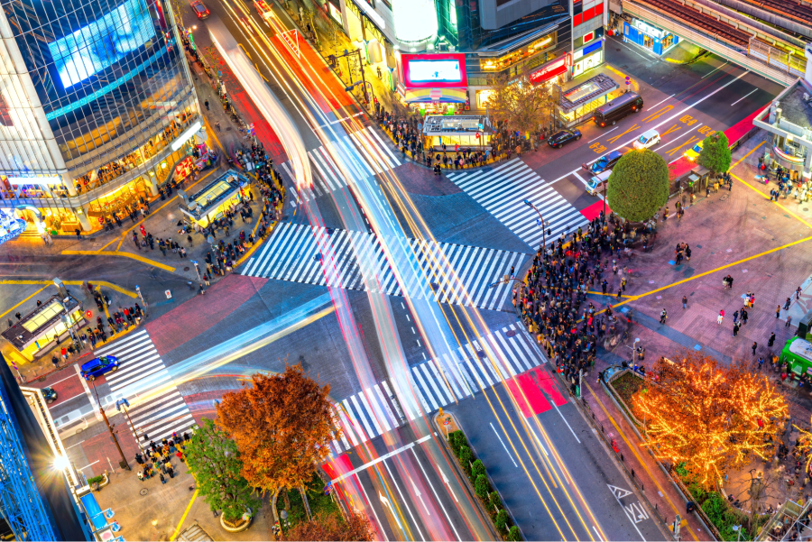 Với dòng người qua lại tấp nập, giao lộ Shibuya là một trong những địa điểm