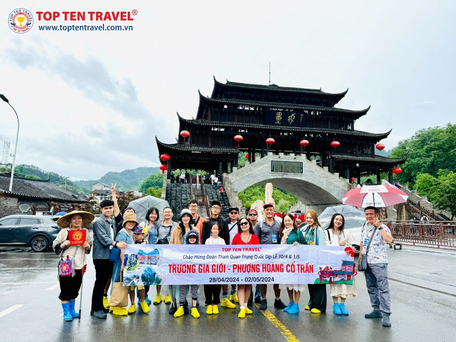 Phượng Hoàng Cổ Trấn thu hút khách du lịch bởi khung cảnh đẹp tựa xứ sở thần tiên
