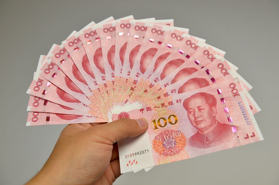 Du khách nên đổi sẵn tiền Nhân Dân Tệ để có thể chủ động hơn trong tham quan, mua sắm, ăn uống,...