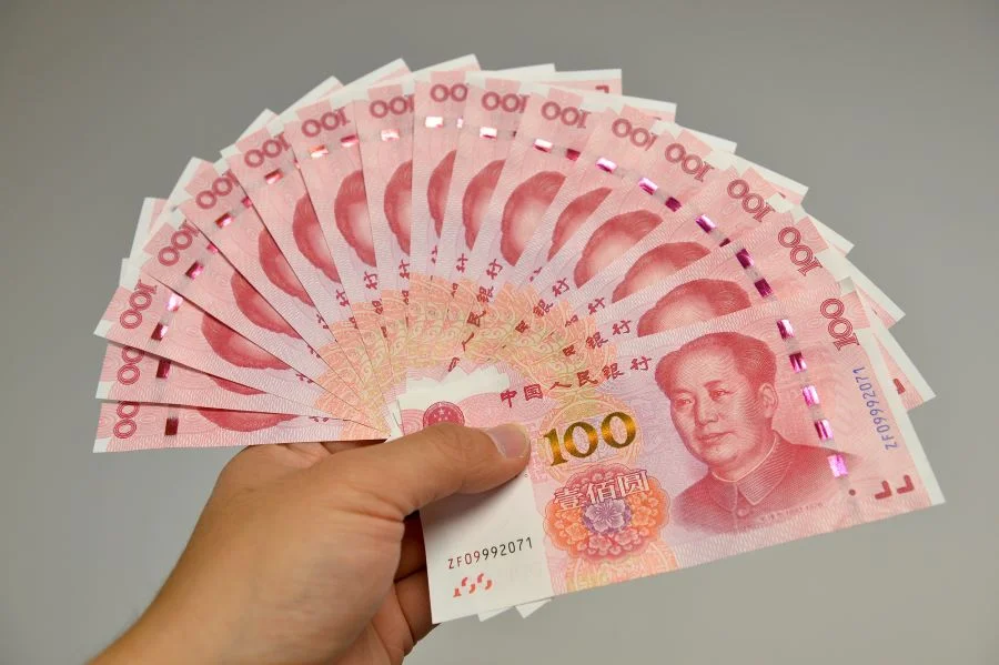 Du khách nên đổi sẵn tiền Nhân Dân Tệ để có thể chủ động hơn trong tham quan, mua sắm, ăn uống,...
