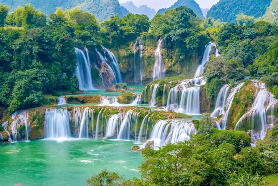Cửu Trại Câu, một trong những địa điểm sở hữu khung cảnh thiên nhiên hùng vĩ với các hồ nước ngũ sắc và thác nước trắng xóa