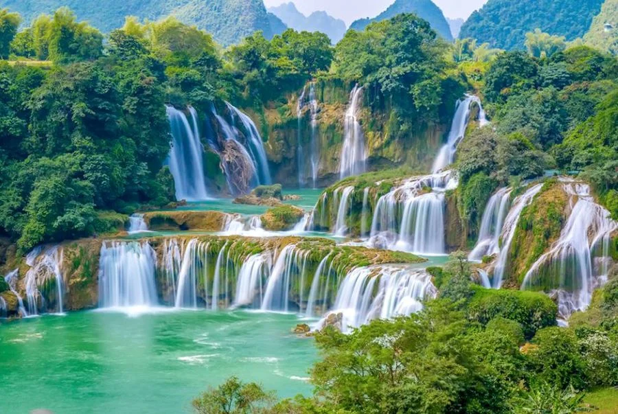 Cửu Trại Câu, một trong những địa điểm sở hữu khung cảnh thiên nhiên hùng vĩ với các hồ nước ngũ sắc và thác nước trắng xóa