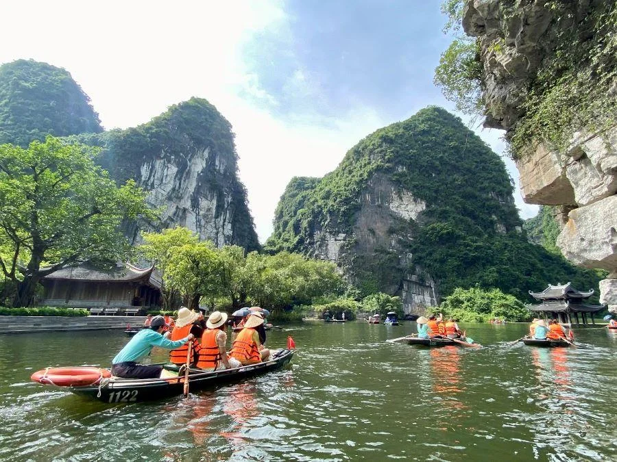 Khám phá Tràng An bằng thuyền để thấy bằng hết khung cảnh hùng vỹ tại đây