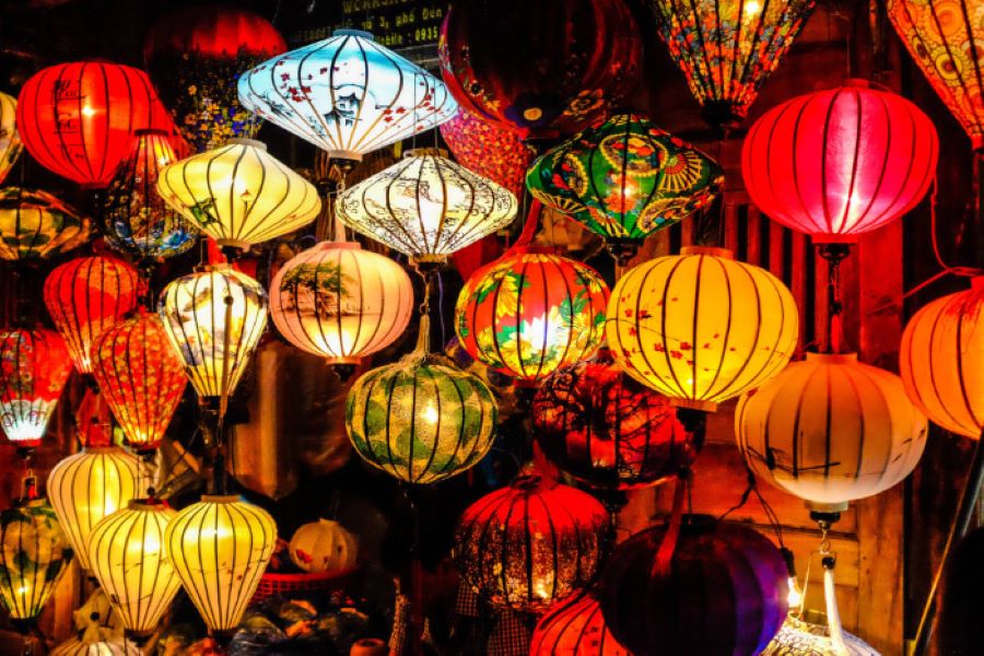 Hội An ban đêm ngập trong sắc màu rực rỡ của những chiếc đèn lồng.