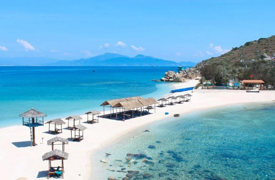 Các bãi tắm tại Nha Trang có làn nước cực xanh và mát mắt