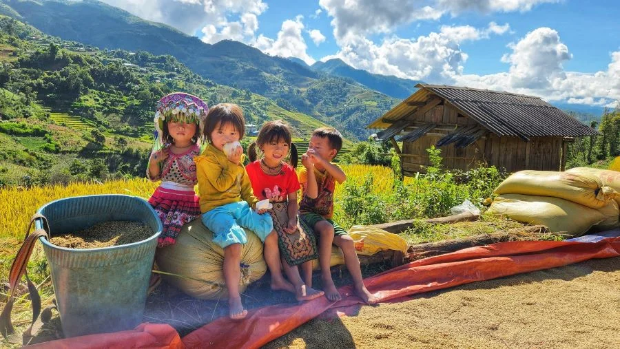 Du khách có thể ghé thăm các bản làng để thưởng thức ẩm thực và tìm hiểu văn hóa