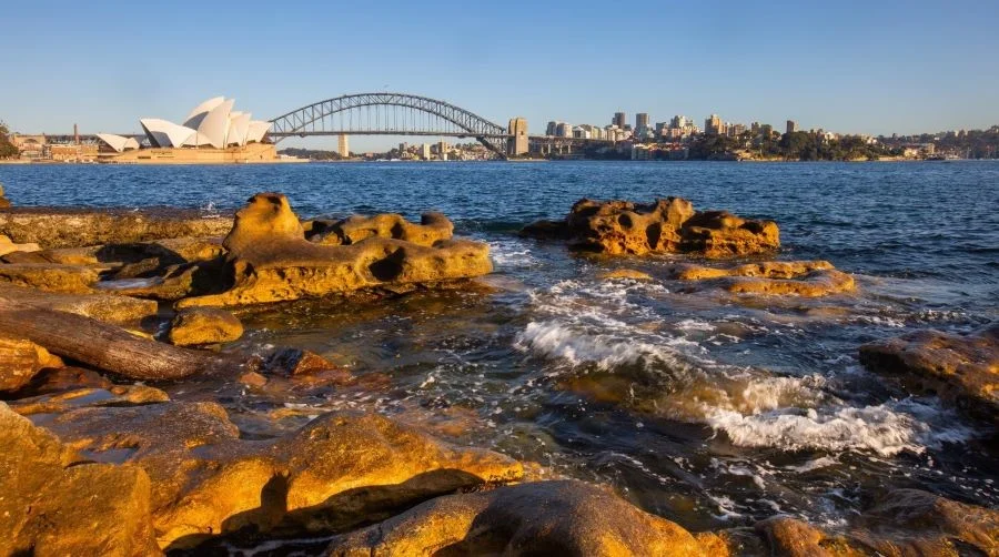 Đứng từ vị trí ghế đá, du khách có thể phóng thẳng tầm nhìn bao quát ra vịnh Sydney rộng lớn