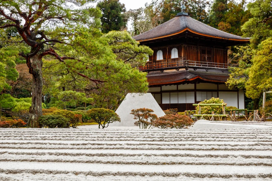 Bước vào Ginkaku-ji, bạn sẽ được tách biệt khỏi sự ồn ào náo nhiệt của phố thị