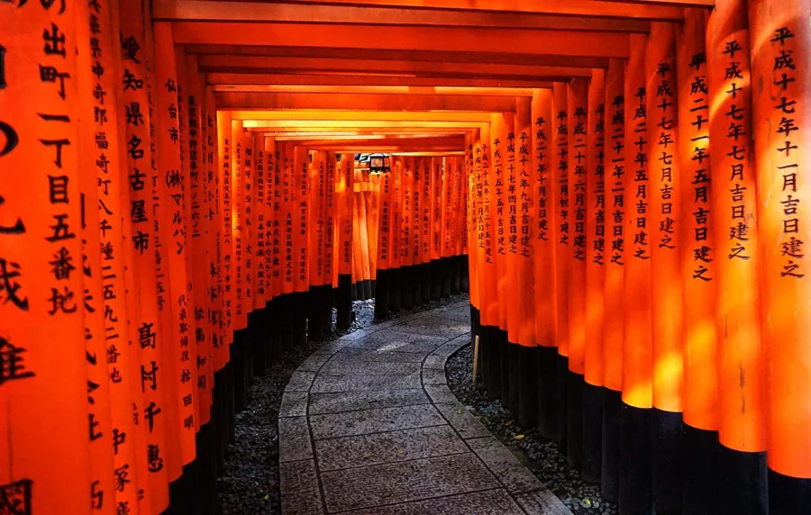 Nhiều người tin rằng viếng thăm Miếu Fushimi Inari sẽ mang lại may mắn, tài lộc và thành công