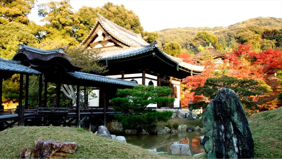 Vườn cảnh tại Kodai-ji được ví như bức tranh thủy mặc sống động, với những hồ nước phẳng lặng in bóng mây trời