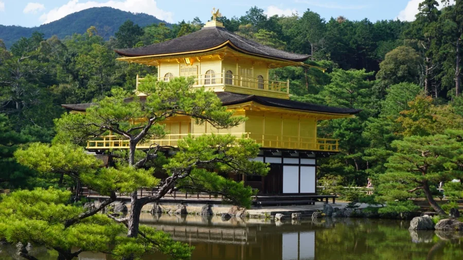 Lớp áo vàng óng ánh phủ kín tòa tháp như tô điểm thêm cho vẻ đẹp lộng lẫy, khiến du khách không thể rời mắt