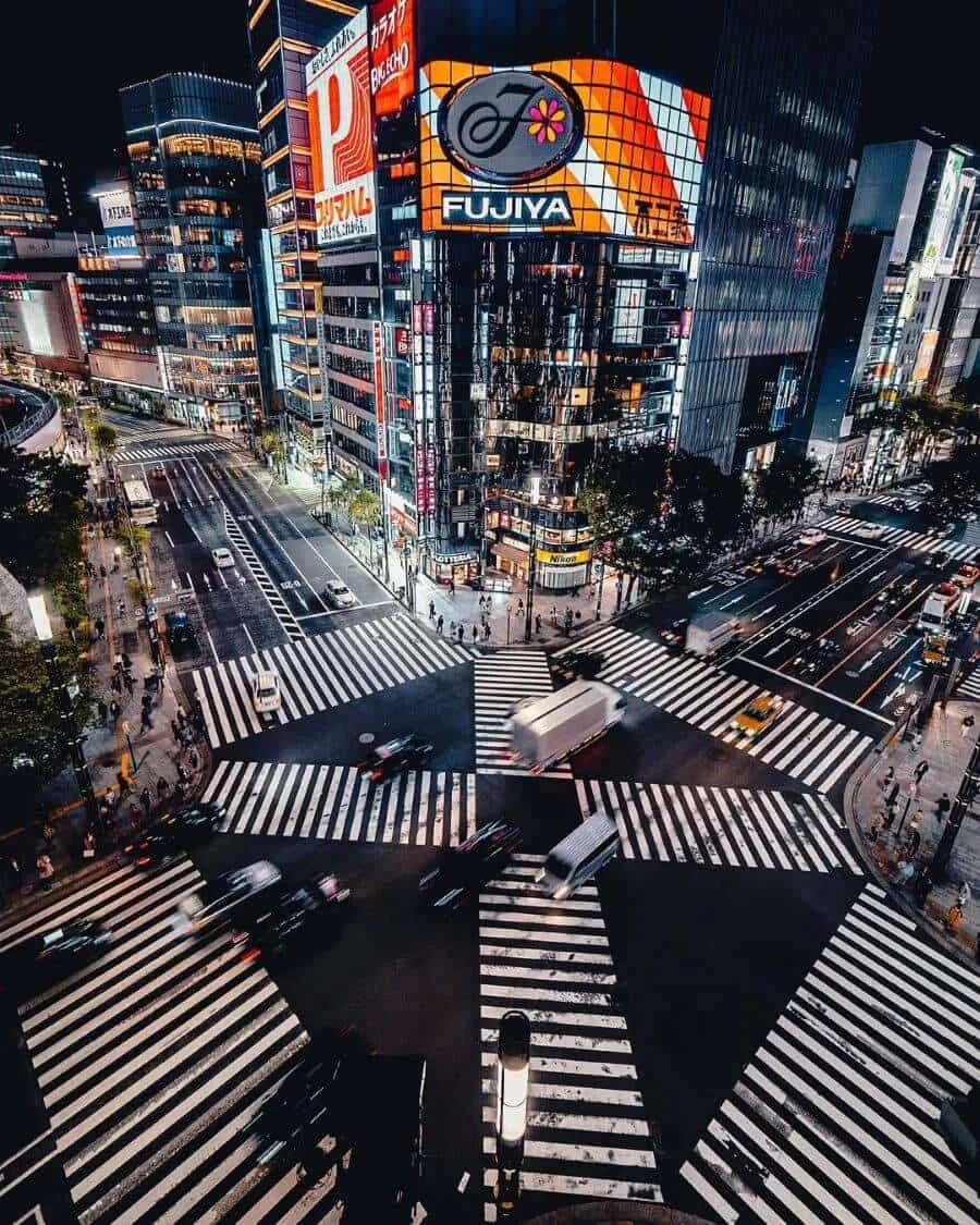 Những ngày cuối tuần, đại lộ Ginza khoác lên mình một vẻ đẹp bình yên mà không kém phần sôi động
