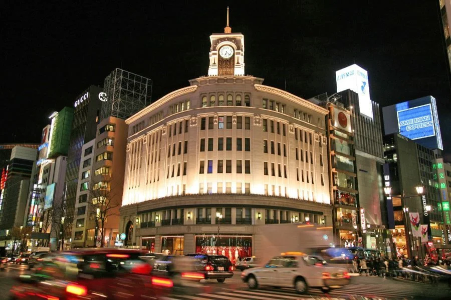 Tòa tháp Ginza Wako, với kiến trúc Tân Phục Hưng tráng lệ, là một biểu tượng bất hủ của khu mua sắm Ginza