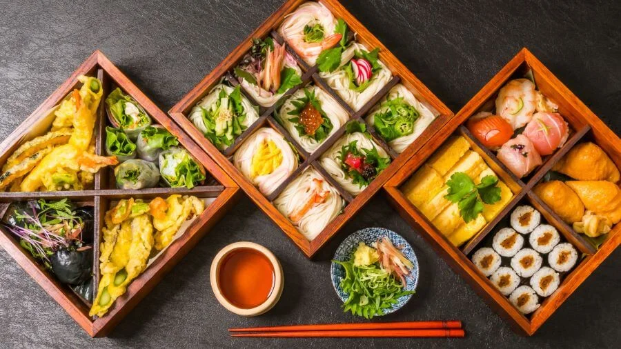 Ginza là nơi quy tụ của hàng loạt nhà hàng cao cấp và các quán ăn truyền thống với những món ăn hấp dẫn