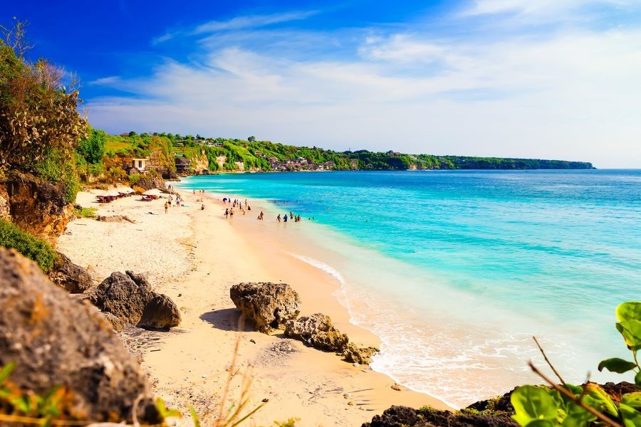 Kuta khoác lên mình vẻ hoang sơ mà quyến rũ đặc trưng của những bãi biển miền nhiệt đới