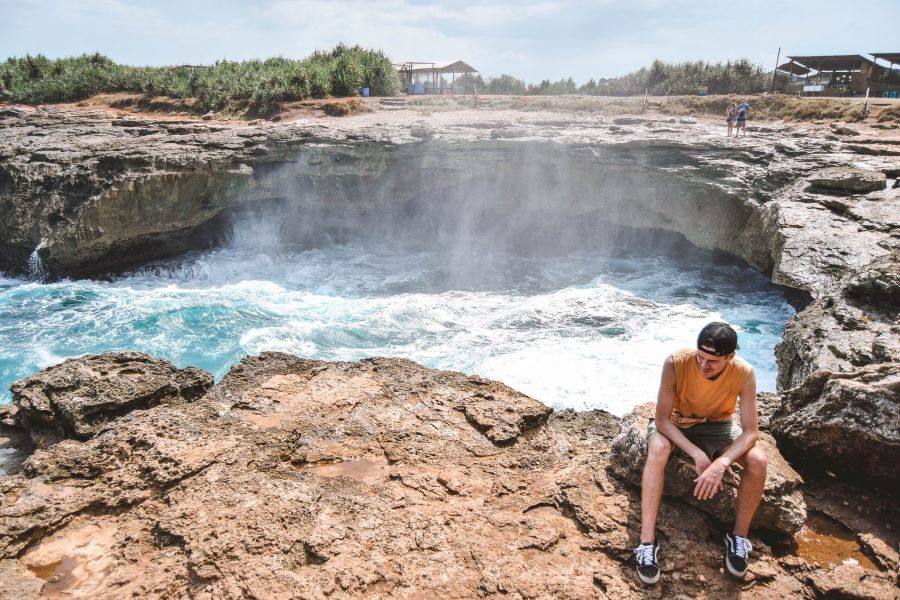 Vịnh nước mắt quỷ Devil’s Tears Bay - điểm tham quan có sức hấp dẫn đặc biệt đối với đông đảo tín đồ xê dịch