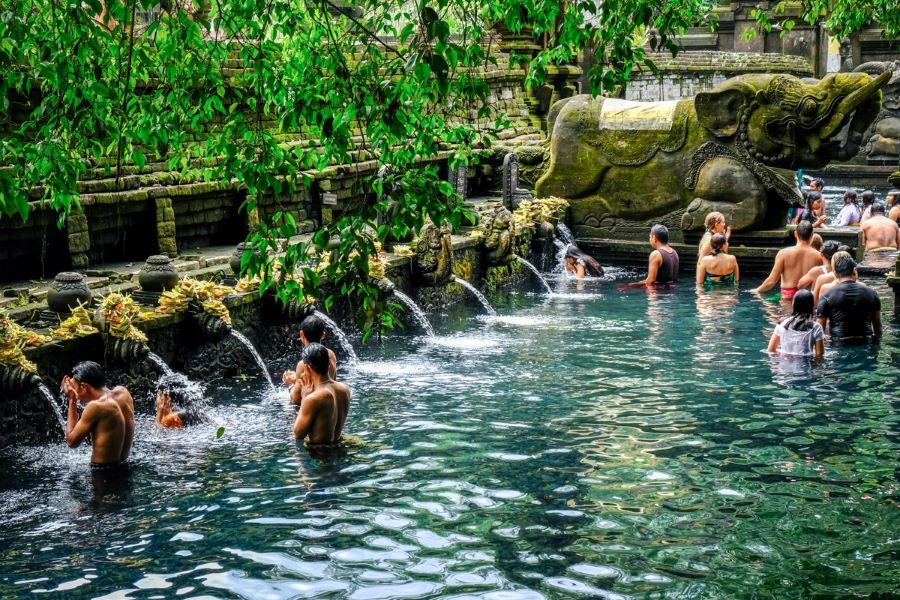Nhiều người đến đền Pura Tirta Empul để tiến hành nghi lễ thanh tẩy cơ thể dưới làn nước suối trong vắt