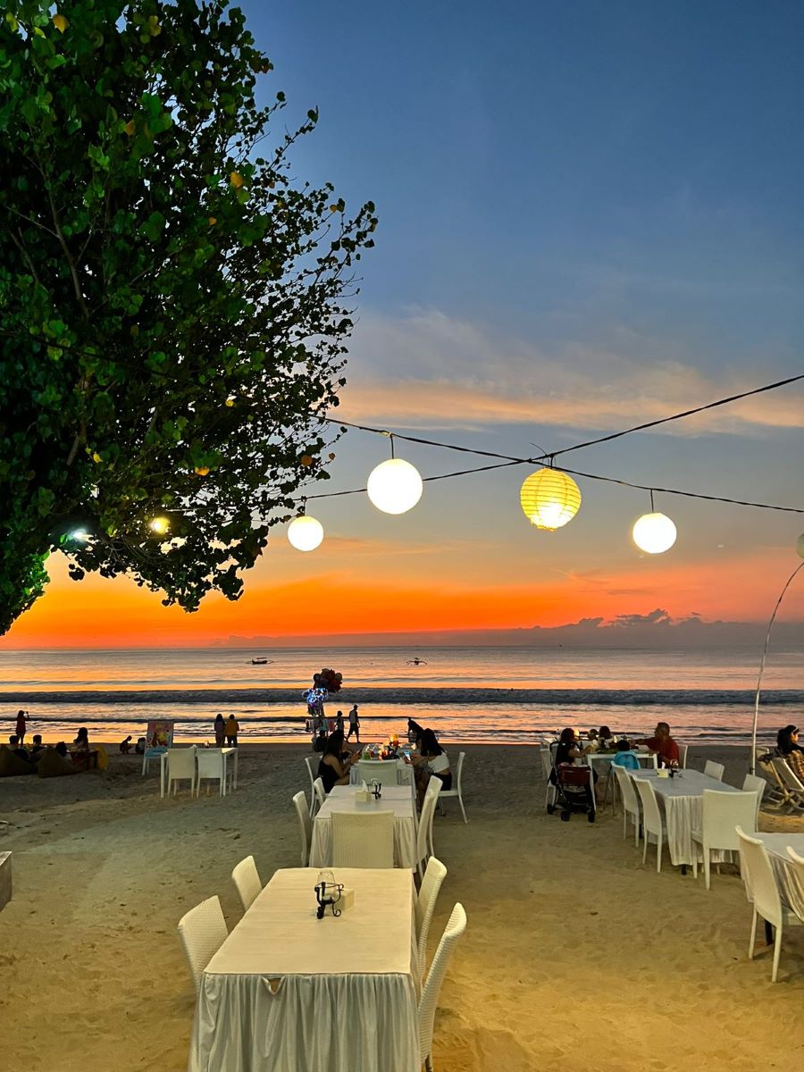 Vịnh Jimbaran nổi tiếng với những bãi cát trắng mịn, làn nước trong xanh và điểm ngắm hoàng hôn lãng mạn tại Bali