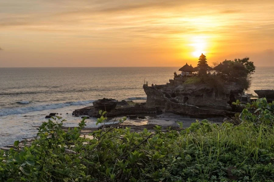Đền Tanah Lot là một trong những điểm du lịch nổi tiếng nhất ở Bali