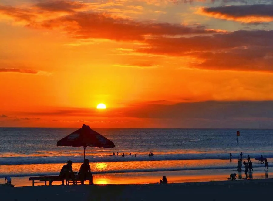 Nhắc đến những điểm ngắm hoàng hôn lãng mạn tại Bali thì không thể bỏ qua Bãi biển Kuta