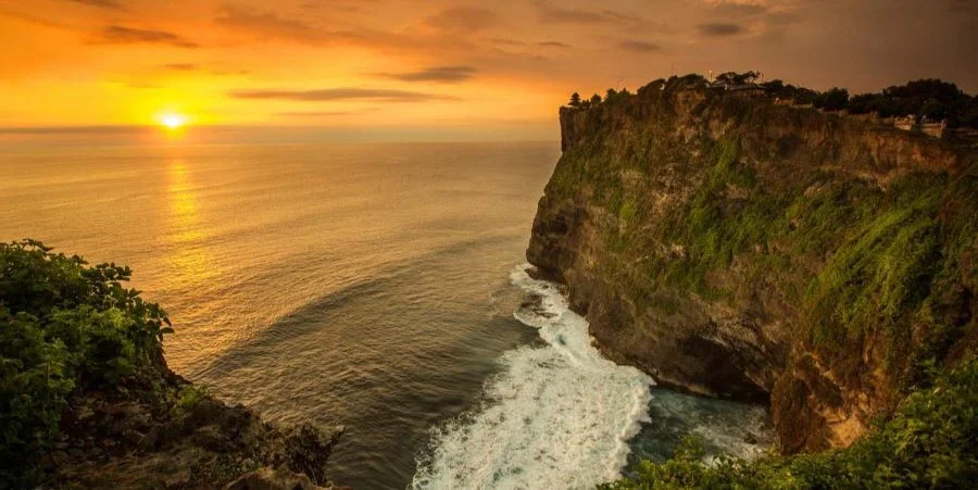 Đền Ultuwatu là một trong những điểm ngắm hoàng hôn lãng mạn tại Bali