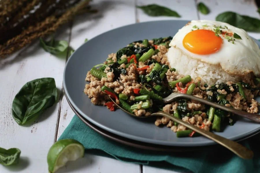 Pad Krapow Moo Saa là món ăn đơn giản này lại ẩn chứa sức hút mãnh liệt, khiến cho nhiều du khách yêu thích và say mê