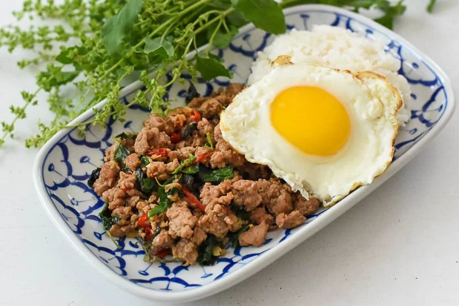 Với hương vị độc đáo pha chút cay nồng, Pad Krapow Moo Saa đã chinh phục được nhiều thực khách, kể cả những người khó tính