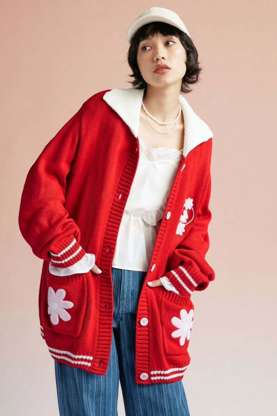 Áo cardigan không chỉ đơn thuần là một item giữ ấm mà còn là một biểu tượng của phong cách thời trang thanh lịch và hiện đại