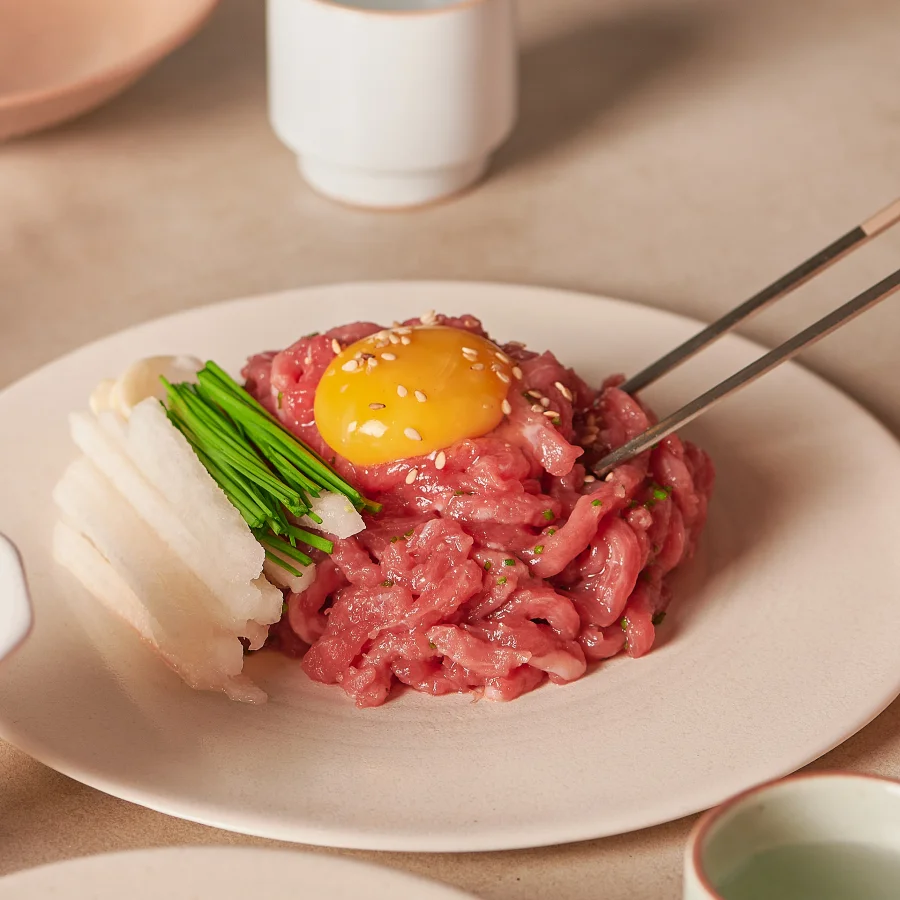 Sungwoo Yukhoe chính là điểm đến không thể bỏ qua nếu bạn là một người yêu thích món gỏi thịt bò sống Hàn Quốc
