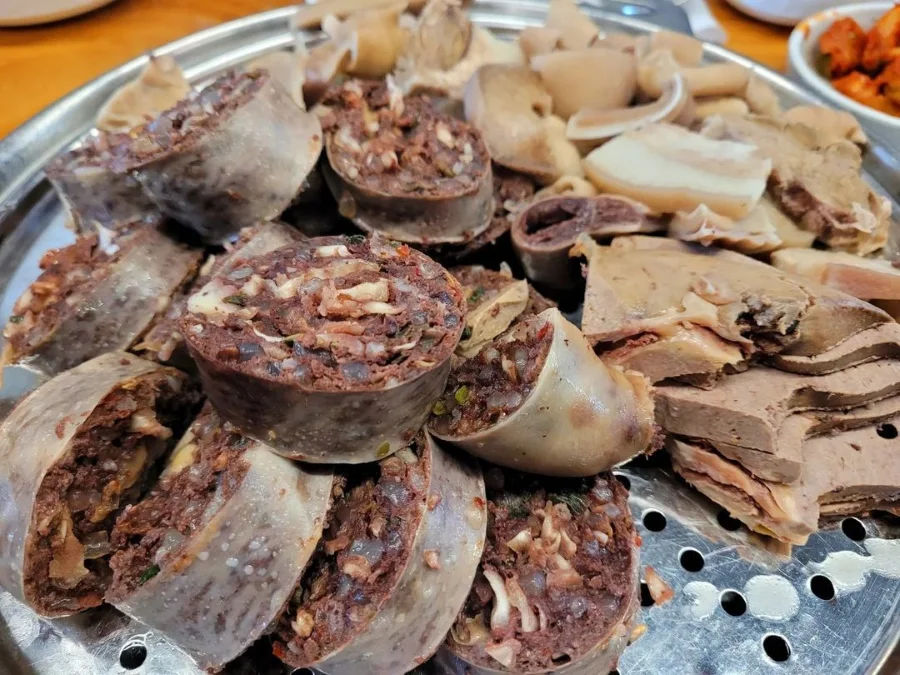 Dồi Soondae là một trong những món bạn không thể bỏ qua khi đi du lịch Seoul đến với khu chợ Gwangjang nổi tiếng