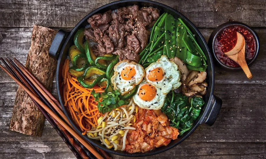 Bibimbap - Món ăn nổi tiếng mà bạn nên thử khi đi du lịch Hàn Quốc đến với khu chợ Gwangjang nhộn nhịp