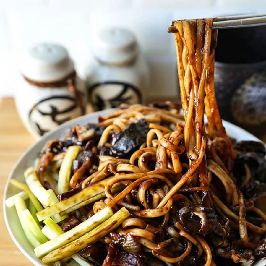 Mì tương đen là một trong những món ăn đường phố không thể bỏ qua khi du lịch Hàn Quốc