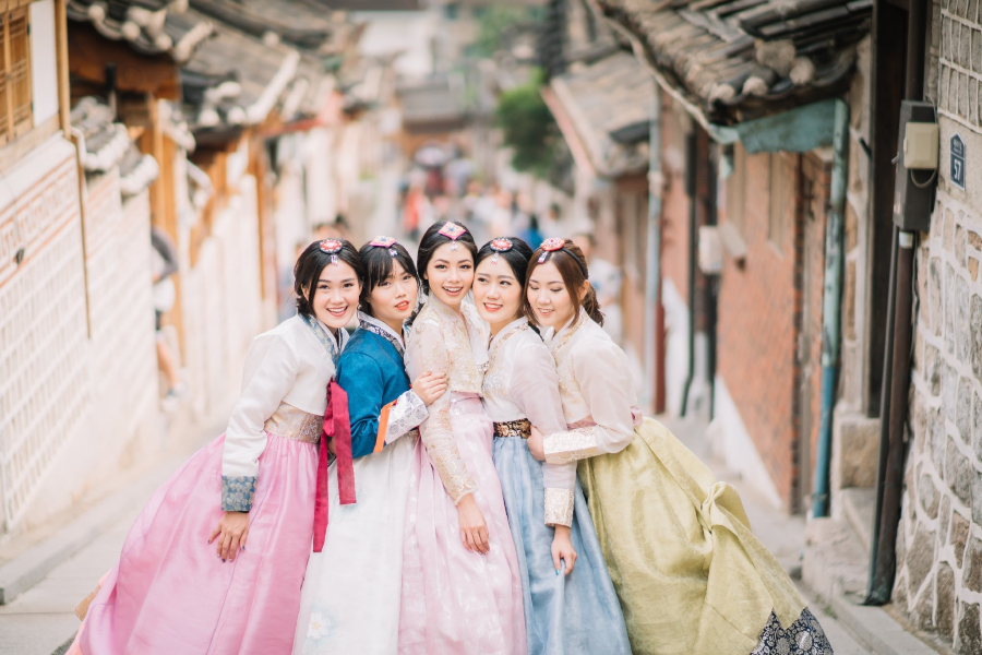Hanbok, hay còn gọi là Hàn phục, là bộ trang phục truyền thống đặc trưng của người Hàn Quốc