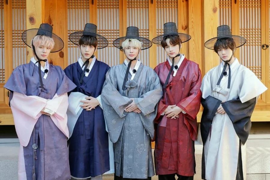 Đối với Hanbok nam thì cũng gồm hai phần chính là jeogori và baji