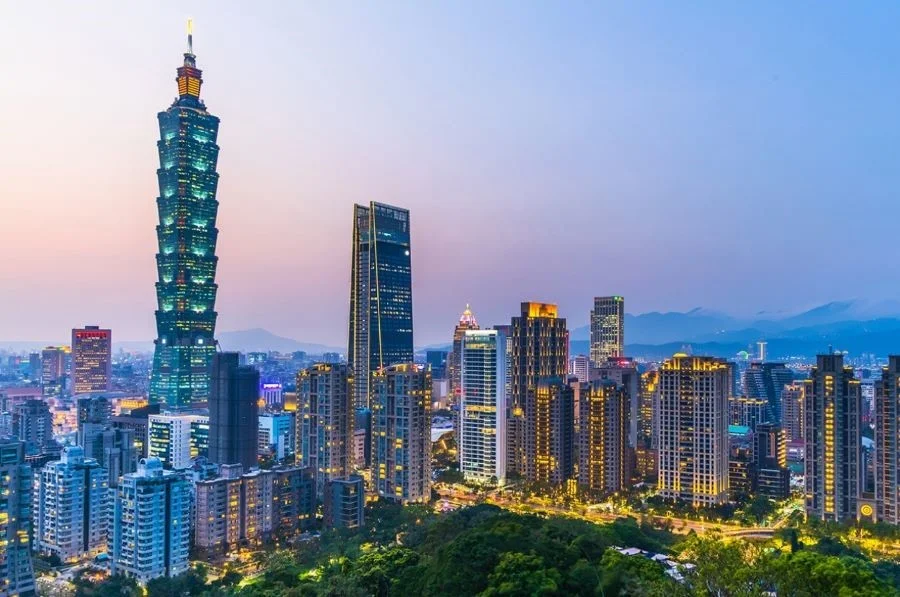 Taipei 101 nằm sừng sững giữa thành phố hoa lệ về đêm