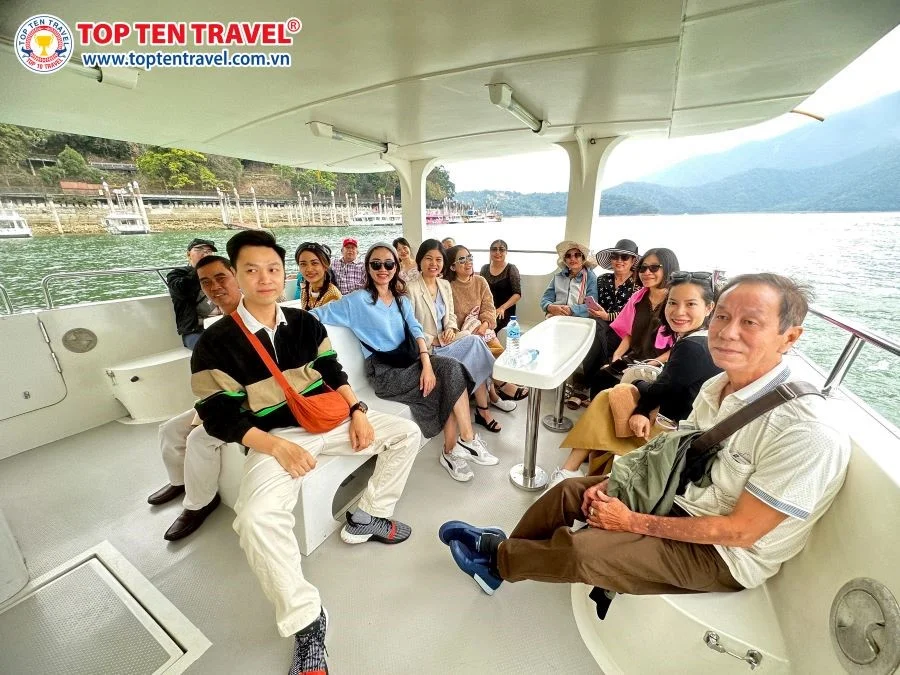 Đoàn khách nhà Top Ten Travel ngồi du thuyền dạo mát ngắm cảnh
