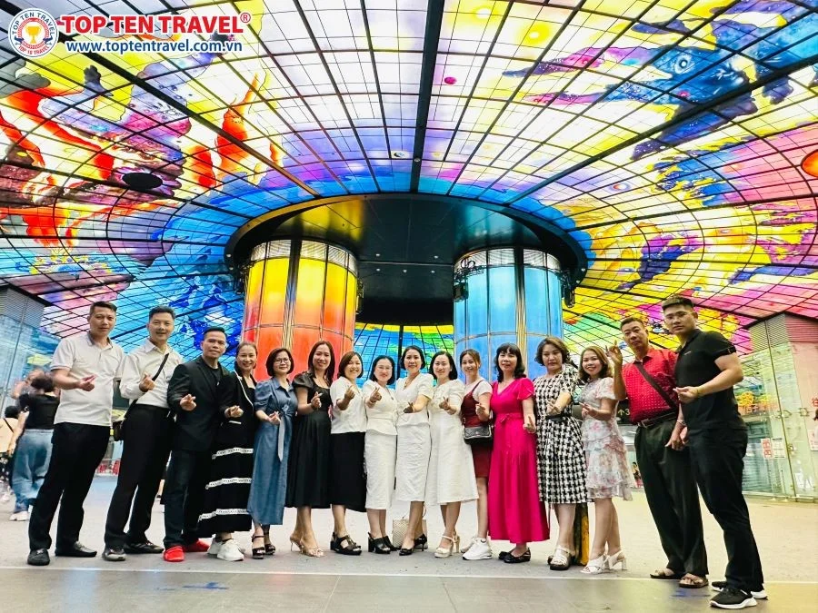 Đoàn khách tham gia tour du lịch Đài Loan trọn gói giá tốt nhà Top Ten