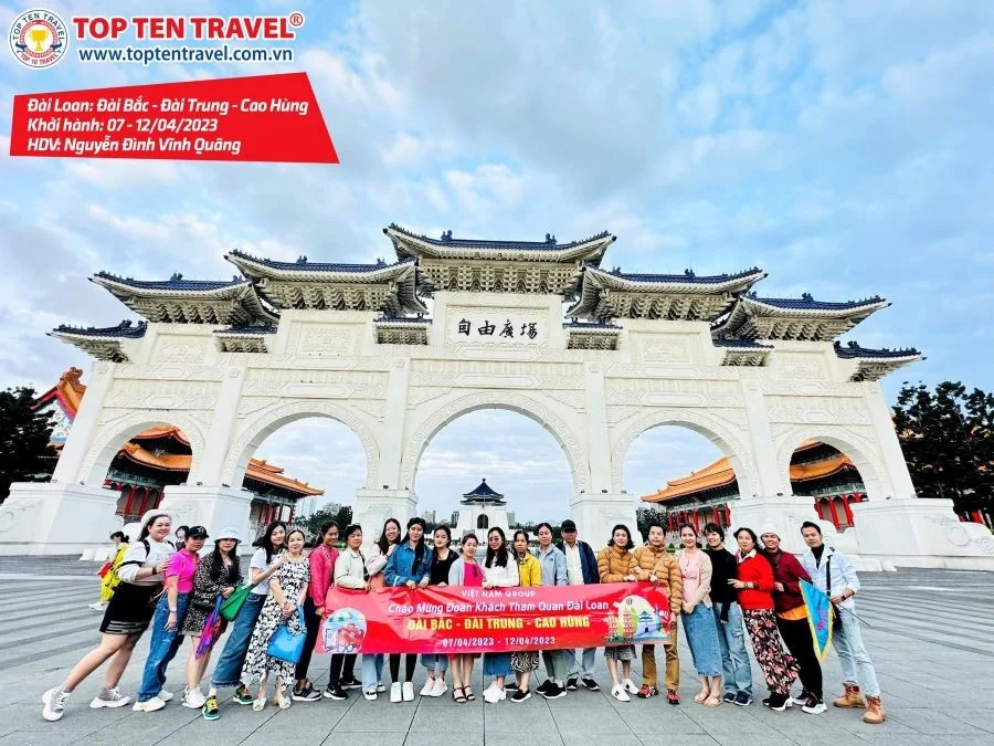 Đoàn khách Top Ten Travel check-in tại Nhà Tưởng niệm Tưởng Giới Thạch