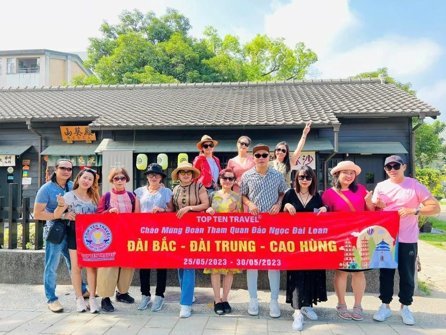 Đoàn khách tham quan Đài Loan cùng Top Ten Travel