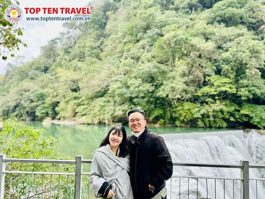 Khách nhà Top Ten Travel chụp ảnh lưu niệm tại thác nước