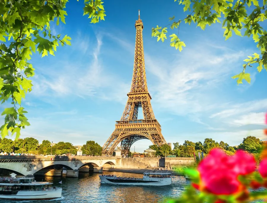 Tháp Eiffel là công trình vĩ đại được thiết kế bởi kiến trúc sư tài ba Gustave Eiffel