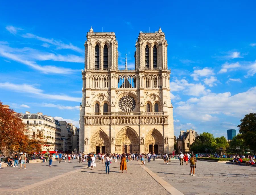 Nhà thờ Đức Bà Paris là địa điểm mang vẻ đẹp vượt thời gian hoàn hảo nhất của nước Pháp đầy hoa lệ