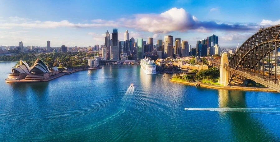 Từ vịnh Sydney có thể check in cùng nhà hát Opera Sydney hay cây cầu Sydney Harbour nổi tiếng