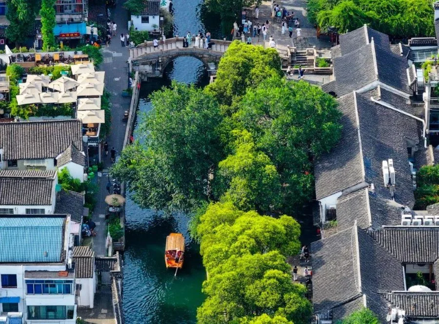 Nơi đây sở hữu hệ thống kênh rạch chằng chịt bao phủ cả một khu trấn Bình Giang