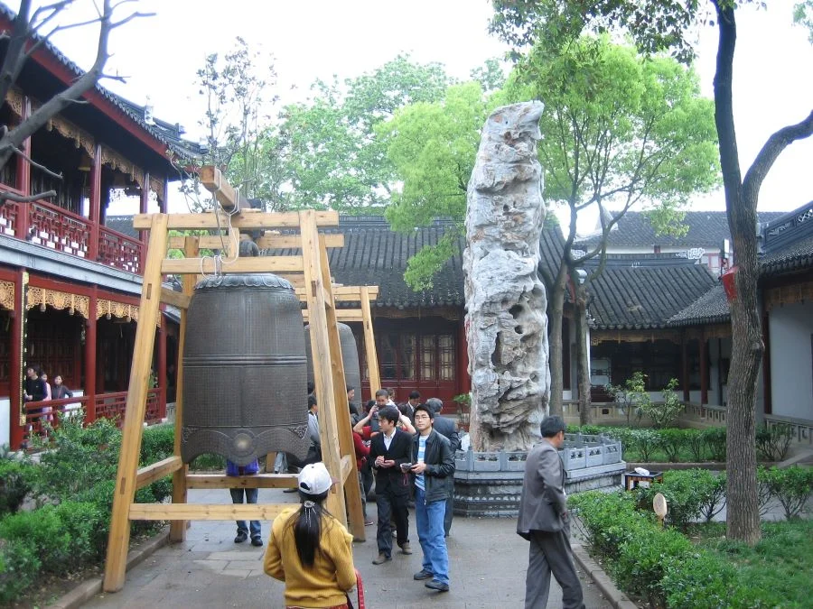 Chiếc chuông đồng nặng 2 tấn là điểm đặc biệt của ngôi chùa