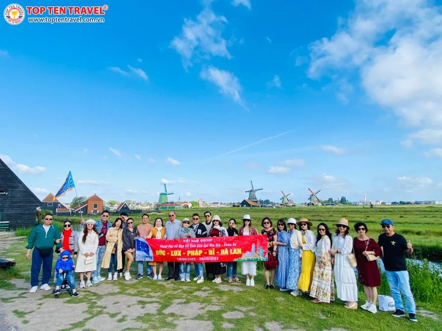 Đoàn khách Top Ten Travel tham quan và khám phá hành trình 5 nước Châu ÂU