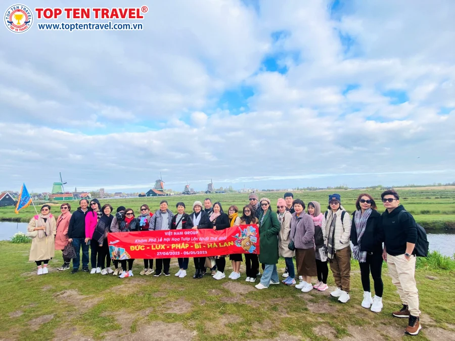 Đoàn khách Top Ten Travel tham quan và khám phá hành trình 5 nước Châu ÂU