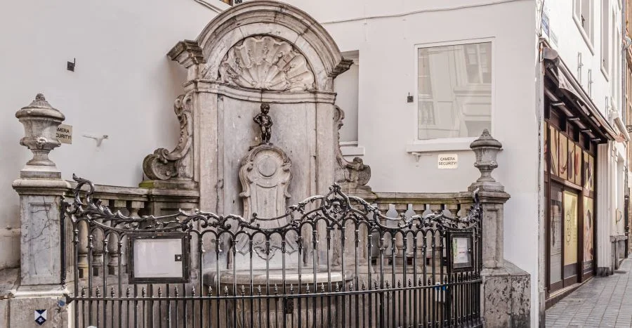 Manneken Pis, tượng đài nổi tiếng với hình ảnh một cậu bé đi tiểu