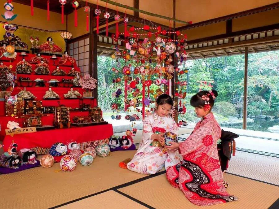 Vào ngày Hina Matsuri, các bé gái Nhật Bản thường có một ngày thật đặc biệt với nhiều hoạt động thú vị